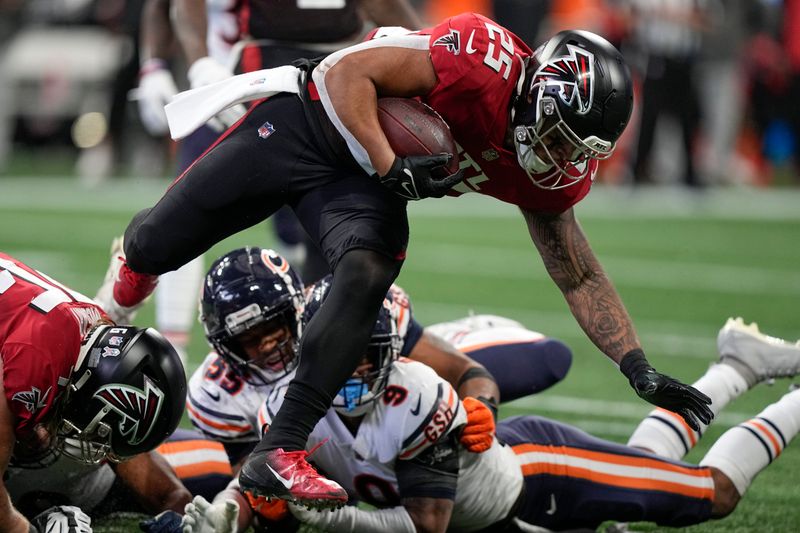 Atlanta Falcons running back Tyler Allgeier (25) runs against the Chicago Bears during the first half of an NFL football game, Sunday, Nov. 20, 2022, in Atlanta. (AP Photo/Brynn Anderson)