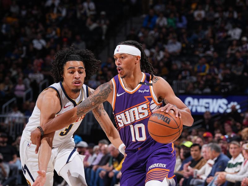 DENVER, CO - OCTOBER 13: Damion Lee #10 of the Phoenix Suns dribbles the ball during the game against the Denver Nuggets on October 13, 2024 at Ball Arena in Denver, Colorado. NOTE TO USER: User expressly acknowledges and agrees that, by downloading and/or using this Photograph, user is consenting to the terms and conditions of the Getty Images License Agreement. Mandatory Copyright Notice: Copyright 2024 NBAE (Photo by Garrett Ellwood/NBAE via Getty Images)