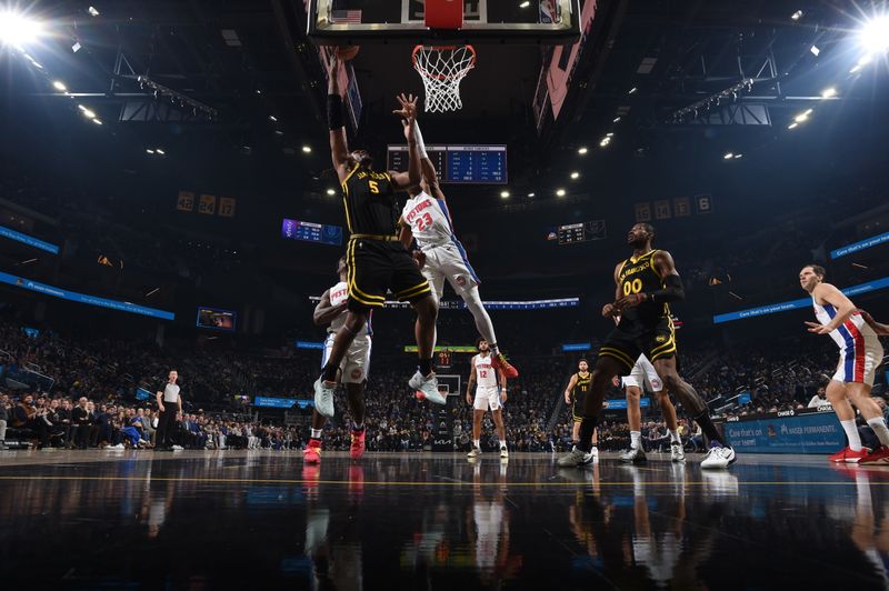 SAN FRANCISCO, CA - JANUARY 5: Kevon Looney #5 of the Golden State Warriors drives to the basket during the game against the Detroit Pistons on January 5, 2024 at Chase Center in San Francisco, California. NOTE TO USER: User expressly acknowledges and agrees that, by downloading and or using this photograph, user is consenting to the terms and conditions of Getty Images License Agreement. Mandatory Copyright Notice: Copyright 2024 NBAE (Photo by Noah Graham/NBAE via Getty Images)