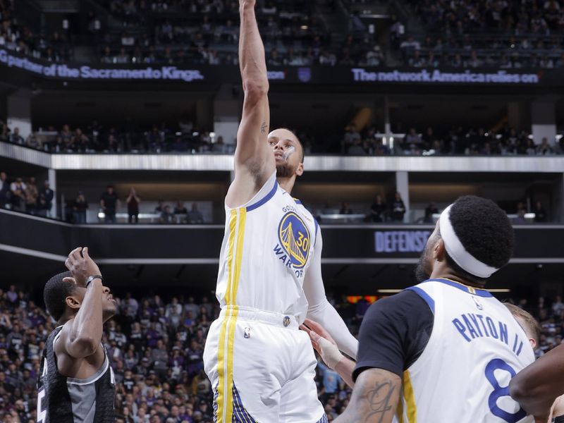 SACRAMENTO, CA - APRIL 17:  Stephen Curry #30 of the Golden State Warriors goes to the basket against the Sacramento Kings during Round 1 Game 2 of the 2023 NBA Playoffs on April 17, 2023 at Golden 1 Center in Sacramento, California. NOTE TO USER: User expressly acknowledges and agrees that, by downloading and or using this Photograph, user is consenting to the terms and conditions of the Getty Images License Agreement. Mandatory Copyright Notice: Copyright 2023 NBAE (Photo by Rocky Widner/NBAE via Getty Images)