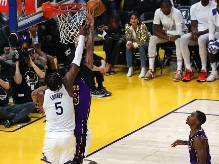 SAN FRANCISCO, CA - OCTOBER 18: Anthony Davis (3) of Los Angeles Lakers and Kevon Looney (5) of Golden State Warriors in action during NBA game between Golden State Warriors and Los Angeles Lakers at the Chase Center on October 18, 2022 in San Francisco, California, United States. (Photo by Tayfun Coskun/Anadolu Agency via Getty Images)