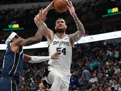 DALLAS, TX - DECEMBER 23: Sandro Mamukelashvili #54 of the San Antonio Spurs drives to the basket during the game against the Dallas Mavericks on December 23, 2023 at the American Airlines Center in Dallas, Texas. NOTE TO USER: User expressly acknowledges and agrees that, by downloading and or using this photograph, User is consenting to the terms and conditions of the Getty Images License Agreement. Mandatory Copyright Notice: Copyright 2023 NBAE (Photo by Glenn James/NBAE via Getty Images)