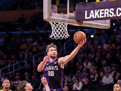 LOS ANGELES, CA - NOVEMBER 15: Domantas Sabonis #10 of the Sacramento Kings drives to the basket during the game against the Los Angeles Lakers on November 15, 2023 at Crypto.Com Arena in Los Angeles, California. NOTE TO USER: User expressly acknowledges and agrees that, by downloading and/or using this Photograph, user is consenting to the terms and conditions of the Getty Images License Agreement. Mandatory Copyright Notice: Copyright 2023 NBAE (Photo by Tyler Ross/NBAE via Getty Images)