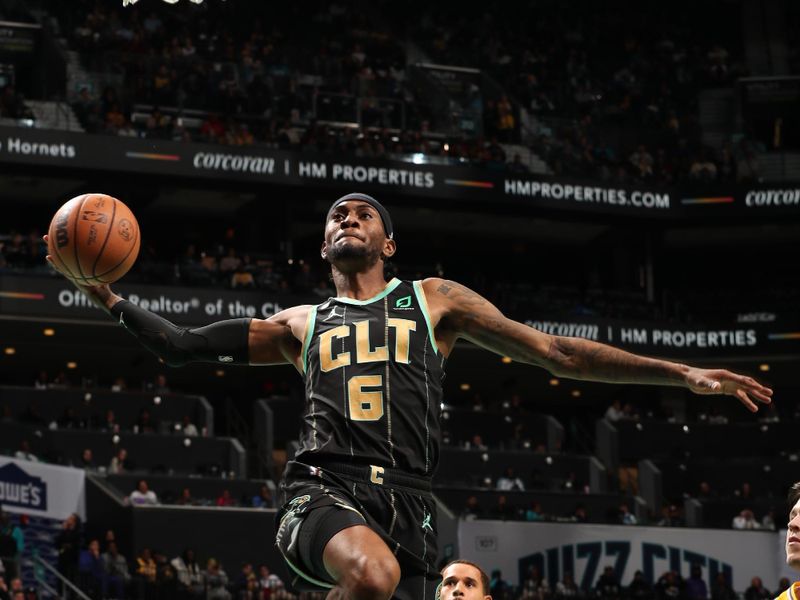 CHARLOTTE, NC - JANUARY 2: Jalen McDaniels #6 of the Charlotte Hornets drives to the basket during the game against the Los Angeles Lakers on January 2, 2023 at Spectrum Center in Charlotte, North Carolina. NOTE TO USER: User expressly acknowledges and agrees that, by downloading and or using this photograph, User is consenting to the terms and conditions of the Getty Images License Agreement. Mandatory Copyright Notice: Copyright 2023 NBAE (Photo by Kent Smith/NBAE via Getty Images)