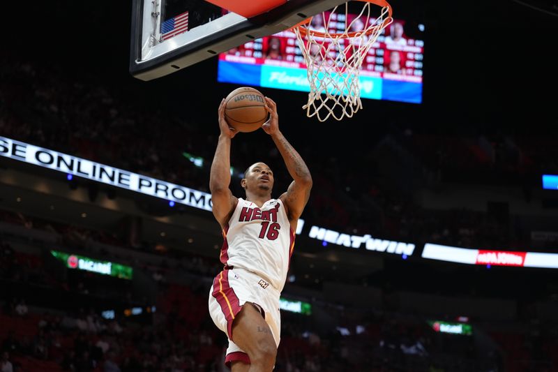 MIAMI, FL - OCTOBER 16: Keshad Johnson #16 of the Miami Heat dunks the ball during the game against the Atlanta Hawks during a preseason game on October 16, 2024 at Kaseya Center in Miami, Florida. NOTE TO USER: User expressly acknowledges and agrees that, by downloading and or using this Photograph, user is consenting to the terms and conditions of the Getty Images License Agreement. Mandatory Copyright Notice: Copyright 2024 NBAE (Photo by Eric Espada/NBAE via Getty Images)