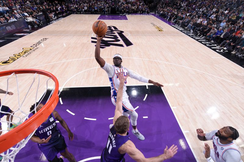 SACRAMENTO, CA - JANUARY 1:  Reggie Jackson #00 of the Philadelphia 76ers drives to the basket during the game against the Sacramento Kings on January 1, 2025 at Golden 1 Center in Sacramento, California. NOTE TO USER: User expressly acknowledges and agrees that, by downloading and or using this Photograph, user is consenting to the terms and conditions of the Getty Images License Agreement. Mandatory Copyright Notice: Copyright 2025 NBAE (Photo by Rocky Widner/NBAE via Getty Images)