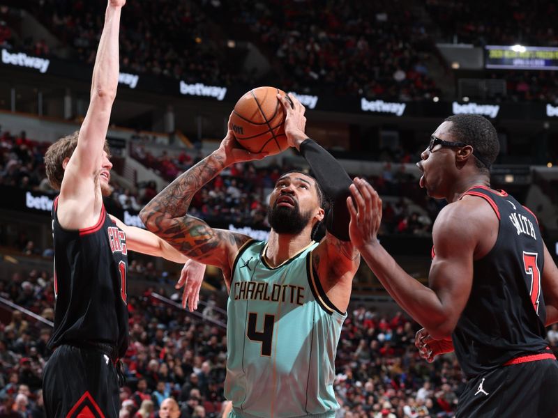 CHICAGO, IL - DECEMBER 13: Nick Richards #4 of the Charlotte Hornets drives to the basket during the game against the Chicago Bulls on December 13, 2024 at United Center in Chicago, Illinois. NOTE TO USER: User expressly acknowledges and agrees that, by downloading and or using this photograph, User is consenting to the terms and conditions of the Getty Images License Agreement. Mandatory Copyright Notice: Copyright 2024 NBAE (Photo by Jeff Haynes/NBAE via Getty Images)