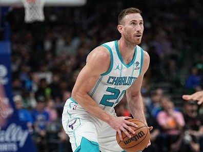 DALLAS, TX - NOVEMBER 5: Gordon Hayward #20 of the Charlotte Hornets looks to pass the ball during the game against the Dallas Mavericks on November 5, 2023 at the American Airlines Center in Dallas, Texas. NOTE TO USER: User expressly acknowledges and agrees that, by downloading and or using this photograph, User is consenting to the terms and conditions of the Getty Images License Agreement. Mandatory Copyright Notice: Copyright 2023 NBAE (Photo by Glenn James/NBAE via Getty Images)