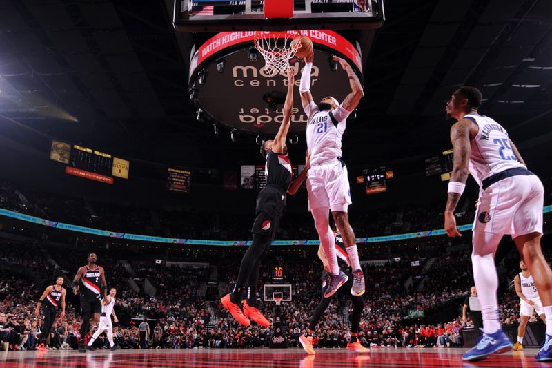 PORTLAND, OR - DECEMBER 1: Daniel Gafford #21 of the Dallas Mavericks dunks the ball during the game against the Portland Trail Blazers on December 1, 2024 at the Moda Center Arena in Portland, Oregon. NOTE TO USER: User expressly acknowledges and agrees that, by downloading and or using this photograph, user is consenting to the terms and conditions of the Getty Images License Agreement. Mandatory Copyright Notice: Copyright 2024 NBAE (Photo by Cameron Browne/NBAE via Getty Images)