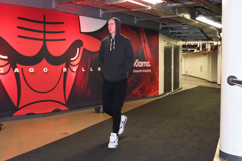 CHICAGO, IL - FEBRUARY 26: Alex Caruso #6 of the Chicago Bulls arrives to the arena before the game against the Washington Wizards on February 26, 2023 at United Center in Chicago, Illinois. NOTE TO USER: User expressly acknowledges and agrees that, by downloading and or using this photograph, User is consenting to the terms and conditions of the Getty Images License Agreement. Mandatory Copyright Notice: Copyright 2023 NBAE (Photo by Jeff Haynes/NBAE via Getty Images)