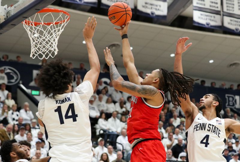 Jan 30, 2025; University Park, Pennsylvania, USA; Ohio State Buckeyes forward Devin Royal (21) drives the ball to the basket as Penn State Nittany Lions forward Yanic Konan Niederhauser (14) defends during the first half at Rec Hall. Ohio State defeated Penn State 83-64. Mandatory Credit: Matthew O'Haren-Imagn Images