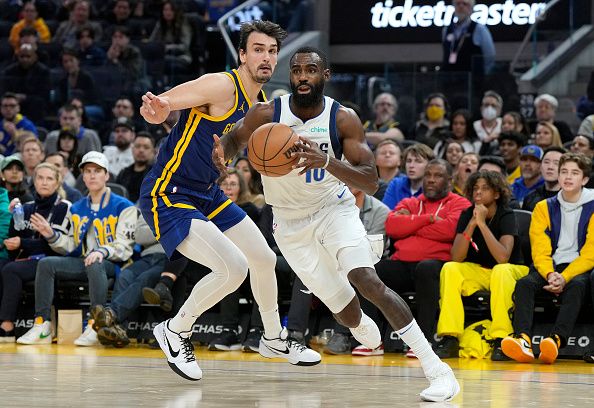 SAN FRANCISCO, CALIFORNIA - DECEMBER 30: Tim Hardaway Jr. #10 of the Dallas Mavericks drives to the basket past Dario Saric #20 of the Golden State Warriors during the fourth quarter of an NBA basketball game at Chase Center on December 30, 2023 in San Francisco, California. NOTE TO USER: User expressly acknowledges and agrees that, by downloading and or using this photograph, User is consenting to the terms and conditions of the Getty Images License Agreement. (Photo by Thearon W. Henderson/Getty Images)