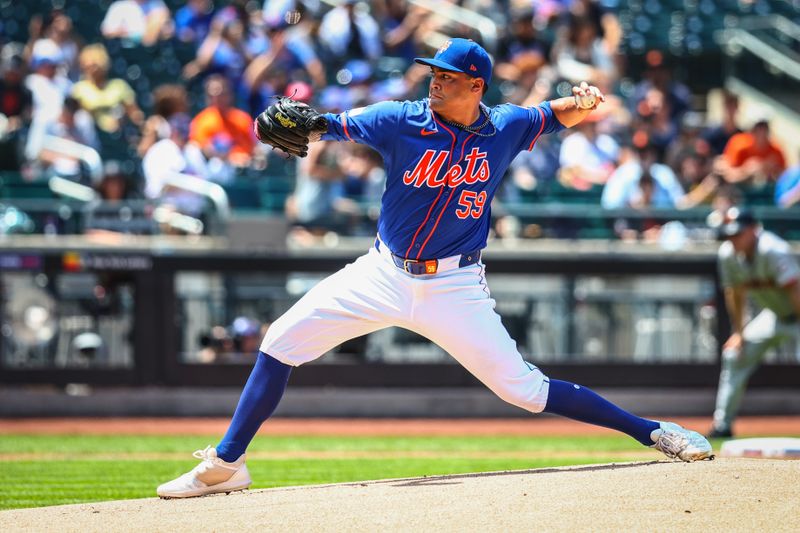 May 26, 2024; New York City, New York, USA;  New York Mets starting pitcher Sean Manaea (59) pitches in the first inning against the San Francisco Giants at Citi Field. Mandatory Credit: Wendell Cruz-USA TODAY Sports