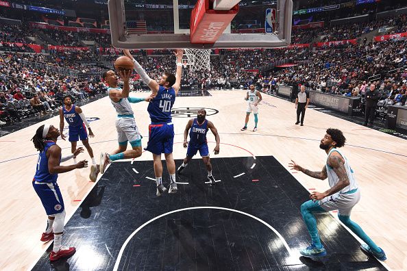 LOS ANGELES, CA - DECEMBER 26:  Bryce McGowans #7 of the Charlotte Hornets goes to the basket during the game on December 26, 2023 at Crypto.Com Arena in Los Angeles, California. NOTE TO USER: User expressly acknowledges and agrees that, by downloading and/or using this Photograph, user is consenting to the terms and conditions of the Getty Images License Agreement. Mandatory Copyright Notice: Copyright 2023 NBAE (Photo by Juan Ocampo/NBAE via Getty Images)