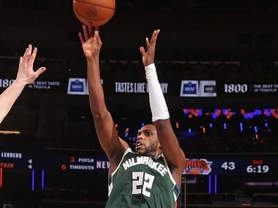 NEW YORK, NY - DECEMBER 25: Khris Middleton #22 of the Milwaukee Bucks shoots the ball during the game against the New York Knicks on December 25, 2023 at Madison Square Garden in New York City, New York.  NOTE TO USER: User expressly acknowledges and agrees that, by downloading and or using this photograph, User is consenting to the terms and conditions of the Getty Images License Agreement. Mandatory Copyright Notice: Copyright 2023 NBAE  (Photo by Nathaniel S. Butler/NBAE via Getty Images)