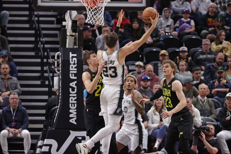 SALT LAKE CITY, UT - MARCH 27: Zach Collins #23 of the San Antonio Spurs drives to the basket during the game against the Utah Jazz on March 27, 2024 at Delta Center in Salt Lake City, Utah. NOTE TO USER: User expressly acknowledges and agrees that, by downloading and or using this Photograph, User is consenting to the terms and conditions of the Getty Images License Agreement. Mandatory Copyright Notice: Copyright 2024 NBAE (Photo by Chris Nicoll/NBAE via Getty Images)