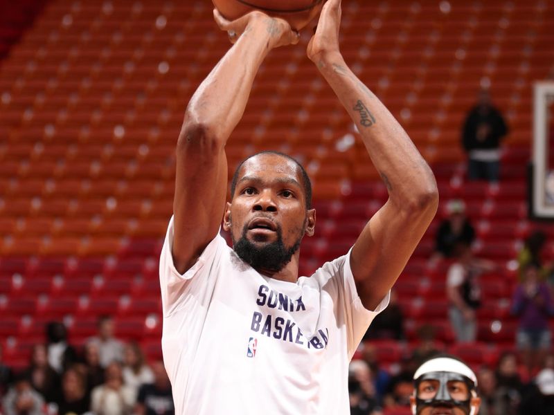 MIAMI, FL - JANUARY 29: Kevin Durant #35 of the Phoenix Suns warms up before the game against the Miami Heat on January 29, 2024 at Kaseya Center in Miami, Florida. NOTE TO USER: User expressly acknowledges and agrees that, by downloading and or using this Photograph, user is consenting to the terms and conditions of the Getty Images License Agreement. Mandatory Copyright Notice: Copyright 2024 NBAE (Photo by Issac Baldizon/NBAE via Getty Images)