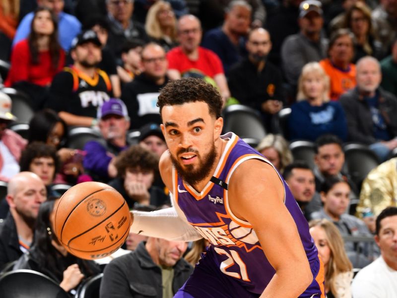 PHOENIX, AZ - JANUARY 29: Tyus Jones #21 of the Phoenix Suns handles the ball during the game against the Minnesota Timberwolves on January 29, 2025 at Footprint Center in Phoenix, Arizona. NOTE TO USER: User expressly acknowledges and agrees that, by downloading and or using this photograph, user is consenting to the terms and conditions of the Getty Images License Agreement. Mandatory Copyright Notice: Copyright 2025 NBAE (Photo by Barry Gossage/NBAE via Getty Images)