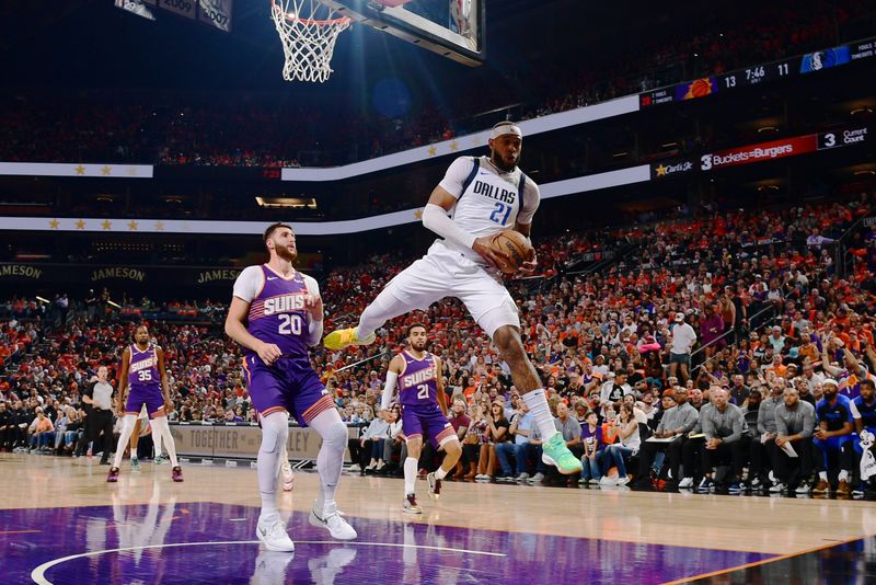 PHOENIX, AZ - OCTOBER  26: Daniel Gafford #21 of the Dallas Mavericks catches the ball during the game against the Phoenix Suns on October 26, 2024 at Footprint Center in Phoenix, Arizona. NOTE TO USER: User expressly acknowledges and agrees that, by downloading and or using this photograph, user is consenting to the terms and conditions of the Getty Images License Agreement. Mandatory Copyright Notice: Copyright 2024 NBAE (Photo by Kate Frese/NBAE via Getty Images)