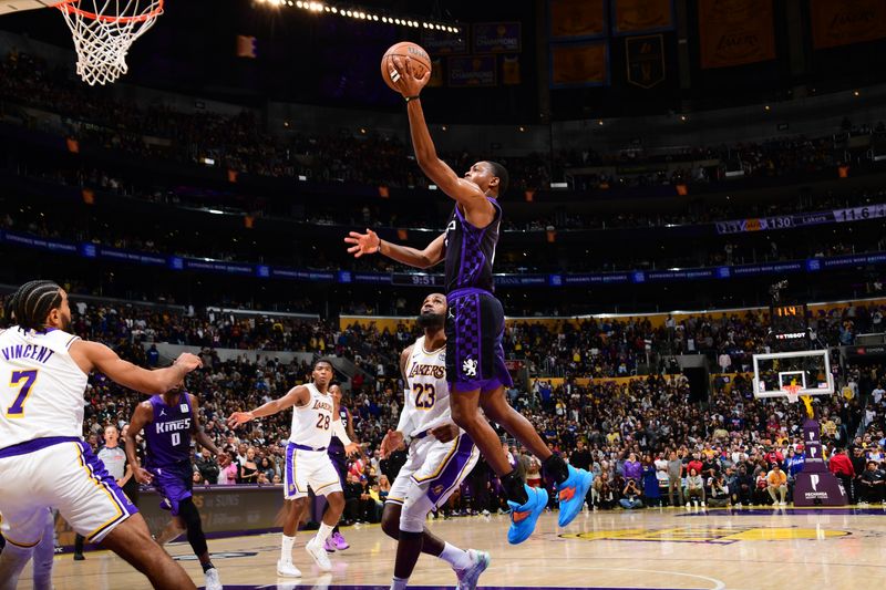 LOS ANGELES, CA - OCTOBER 26: De'Aaron Fox #5 of the Sacramento Kings drives to the basket during the game against the Los Angeles Lakers on October 26, 2024 at Crypto.Com Arena in Los Angeles, California. NOTE TO USER: User expressly acknowledges and agrees that, by downloading and/or using this Photograph, user is consenting to the terms and conditions of the Getty Images License Agreement. Mandatory Copyright Notice: Copyright 2024 NBAE (Photo by Adam Pantozzi/NBAE via Getty Images)