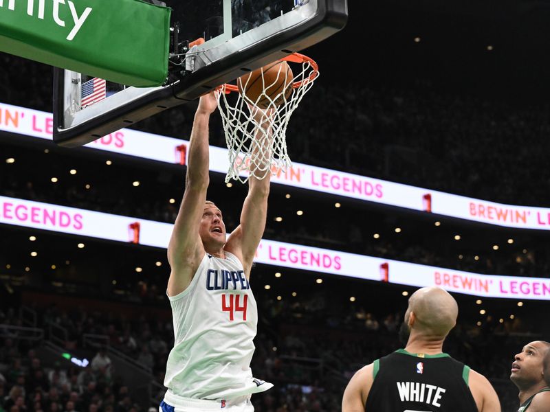 BOSTON, MASSACHUSETTS - JANUARY 27: Mason Plumlee #44 of the LA Clippers dunks and scores against the Boston Celtics during the third quarter at the TD Garden on January 27, 2024 in Boston, Massachusetts. NOTE TO USER: User expressly acknowledges and agrees that, by downloading and or using this photograph, User is consenting to the terms and conditions of the Getty Images License Agreement. (Photo by Brian Fluharty/Getty Images)