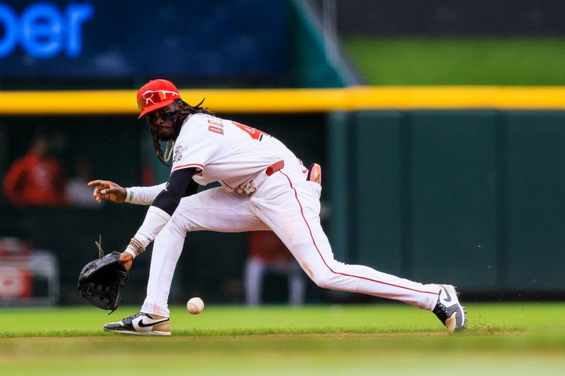 May 25, 2025; Cincinnati, Ohio, USA; Cincinnati Reds shortstop Elly De La Cruz (44) fields the ball hit by Chicago Cubs designated hitter Seiya Suzuki (not pictured) in the seventh inning at Great American Ball Park. Mandatory Credit: Katie Stratman-Imagn Images