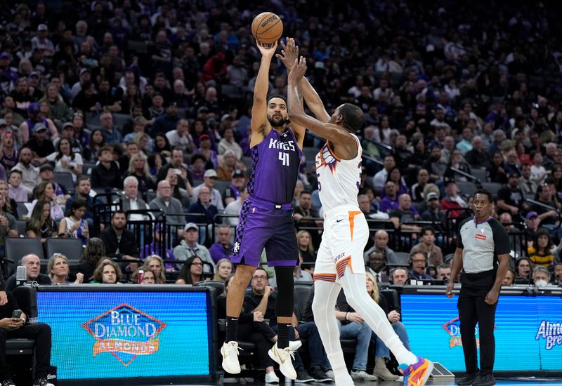 SACRAMENTO, CALIFORNIA - APRIL 12: Trey Lyles #41 of the Sacramento Kings shoots over Kevin Durant #35 of the Phoenix Suns during the second half of an NBA basketball game at Golden 1 Center on April 12, 2024 in Sacramento, California. NOTE TO USER: User expressly acknowledges and agrees that, by downloading and or using this photograph, User is consenting to the terms and conditions of the Getty Images License Agreement. (Photo by Thearon W. Henderson/Getty Images)