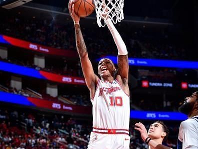 HOUSTON, TX - DECEMBER 22:   Jabari Smith Jr. #10 of the Houston Rockets drives to the basket during the game against the Dallas Mavericks on December 22, 2023 at the Toyota Center in Houston, Texas. NOTE TO USER: User expressly acknowledges and agrees that, by downloading and or using this photograph, User is consenting to the terms and conditions of the Getty Images License Agreement. Mandatory Copyright Notice: Copyright 2023 NBAE (Photo by Logan Riely/NBAE via Getty Images)