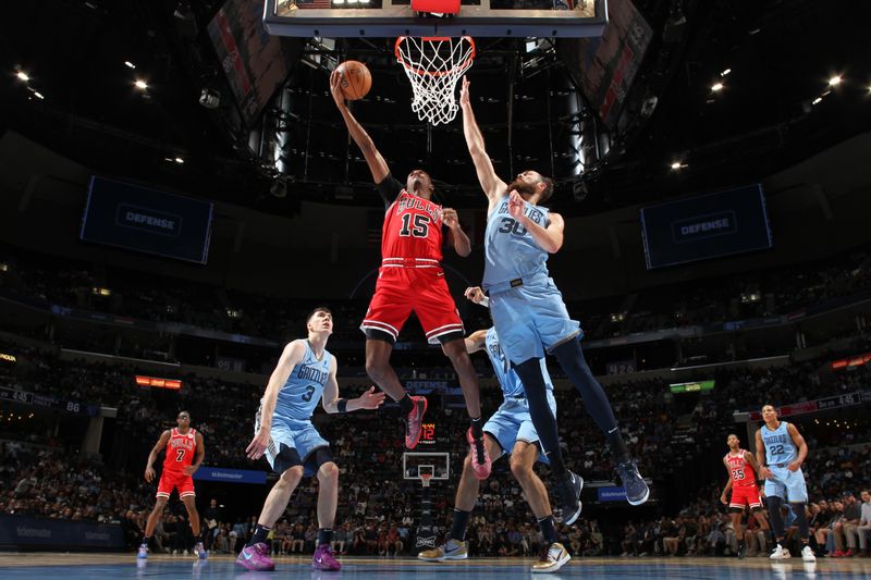 MEMPHIS, TN - OCTOBER 28: Julian Phillips #15 of the Chicago Bulls drives to the basket during the game against the Memphis Grizzlies on October 28, 2024 at FedExForum in Memphis, Tennessee. NOTE TO USER: User expressly acknowledges and agrees that, by downloading and or using this photograph, User is consenting to the terms and conditions of the Getty Images License Agreement. Mandatory Copyright Notice: Copyright 2024 NBAE (Photo by Joe Murphy/NBAE via Getty Images)