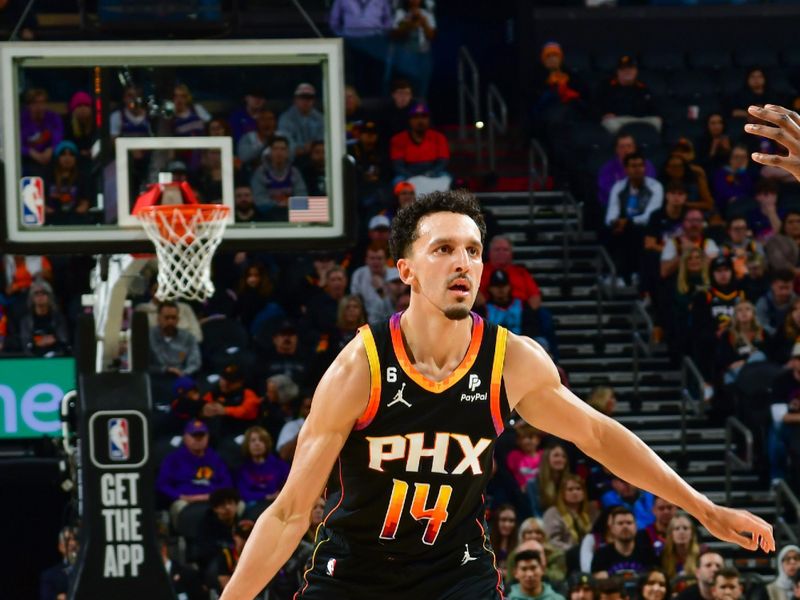 PHOENIX, AZ - JANUARY 6:  Landry Shamet #14 of the Phoenix Suns handles the ball during the game against the Miami Heat on January 6, 2023 at Footprint Center in Phoenix, Arizona. NOTE TO USER: User expressly acknowledges and agrees that, by downloading and or using this photograph, user is consenting to the terms and conditions of the Getty Images License Agreement. Mandatory Copyright Notice: Copyright 2023 NBAE (Photo by Kate Frese/NBAE via Getty Images)