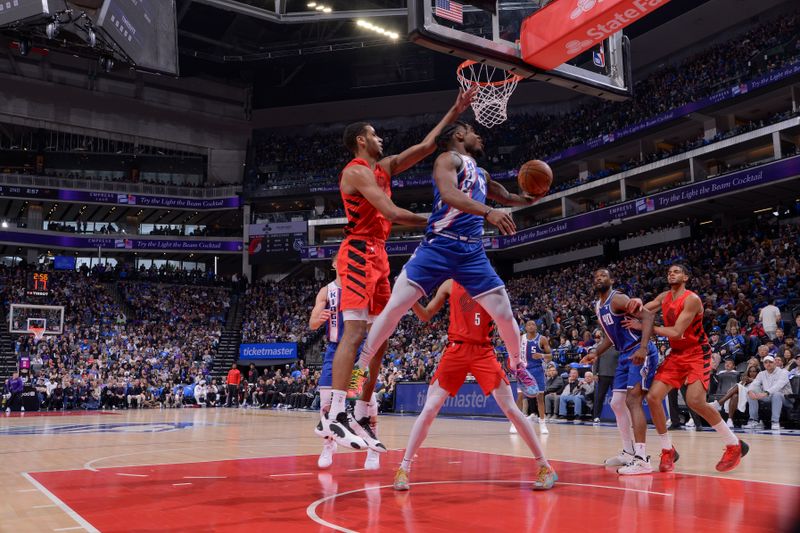 SACRAMENTO, CA - APRIL 14:  Davion Mitchell #15 of the Sacramento Kings goes to the basket during the game on April 14, 2024 at Golden 1 Center in Sacramento, California. NOTE TO USER: User expressly acknowledges and agrees that, by downloading and or using this Photograph, user is consenting to the terms and conditions of the Getty Images License Agreement. Mandatory Copyright Notice: Copyright 2024 NBAE (Photo by Rocky Widner/NBAE via Getty Images)