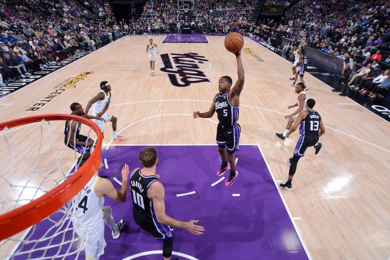 SACRAMENTO, CA - MARCH 31: De'Aaron Fox #5 of the Sacramento Kings grabs a rebound during the game against the Utah Jazz on March 31, 2024 at Golden 1 Center in Sacramento, California. NOTE TO USER: User expressly acknowledges and agrees that, by downloading and or using this Photograph, user is consenting to the terms and conditions of the Getty Images License Agreement. Mandatory Copyright Notice: Copyright 2024 NBAE (Photo by Rocky Widner/NBAE via Getty Images)