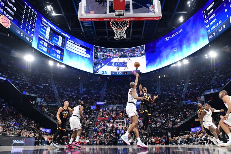 INGLEWOOD, CA - OCTOBER 31: Monte Morris #23 of the Phoenix Suns shoots the ball during the game against the LA Clippers on October 31, 2024 at Intuit Dome in Los Angeles, California. NOTE TO USER: User expressly acknowledges and agrees that, by downloading and/or using this Photograph, user is consenting to the terms and conditions of the Getty Images License Agreement. Mandatory Copyright Notice: Copyright 2024 NBAE (Photo by Adam Pantozzi/NBAE via Getty Images)