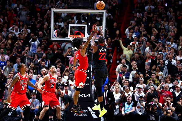 MIAMI, FLORIDA - DECEMBER 16: Jimmy Butler #22 of the Miami Heat shoots the game winning basket to defeat the Chicago Bulls during the fourth quarter of the game at Kaseya Center on December 16, 2023 in Miami, Florida. NOTE TO USER: User expressly acknowledges and agrees that, by downloading and or using this photograph, User is consenting to the terms and conditions of the Getty Images License Agreement. (Photo by Megan Briggs/Getty Images)