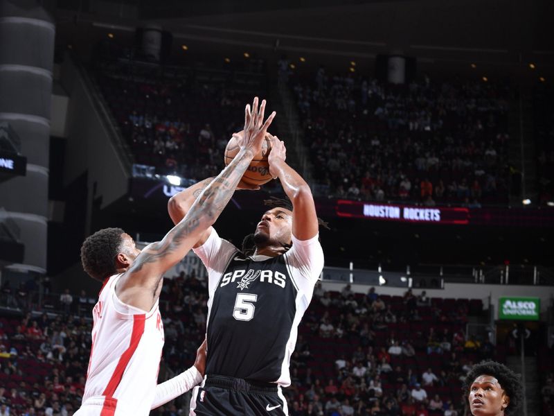 HOUSTON, TX - NOVEMBER 6:  Stephon Castle #5 of the San Antonio Spurs shoots the ball during the game against the Houston Rockets on November 6, 2024 at the Toyota Center in Houston, Texas. NOTE TO USER: User expressly acknowledges and agrees that, by downloading and or using this photograph, User is consenting to the terms and conditions of the Getty Images License Agreement. Mandatory Copyright Notice: Copyright 2024 NBAE (Photo by Logan Riely/NBAE via Getty Images)