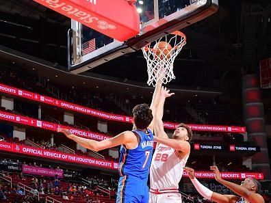 HOUSTON, TX - DECEMBER 6:   Alperen Sengun #28 of the Houston Rockets drives to the basket during the game against the Oklahoma City Thunder on December 6, 2023 at the Toyota Center in Houston, Texas. NOTE TO USER: User expressly acknowledges and agrees that, by downloading and or using this photograph, User is consenting to the terms and conditions of the Getty Images License Agreement. Mandatory Copyright Notice: Copyright 2023 NBAE (Photo by Michael Gonzales/NBAE via Getty Images)