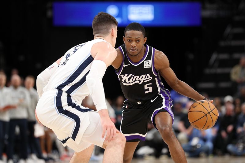MEMPHIS, TENNESSEE - DECEMBER 05: De'Aaron Fox #5 of the Sacramento Kings handles the ball against Jake LaRavia #3 of the Memphis Grizzlies during the first half at FedExForum on December 05, 2024 in Memphis, Tennessee. NOTE TO USER: User expressly acknowledges and agrees that, by downloading and or using this photograph, User is consenting to the terms and conditions of the Getty Images License Agreement. (Photo by Justin Ford/Getty Images)
