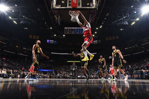 SAN FRANCISCO, CA - DECEMBER 22: Daniel Gafford #21 of the Washington Wizards drives to the basket during the game against the Golden State Warriors on December 22, 2023 at Chase Center in San Francisco, California. NOTE TO USER: User expressly acknowledges and agrees that, by downloading and or using this photograph, user is consenting to the terms and conditions of Getty Images License Agreement. Mandatory Copyright Notice: Copyright 2023 NBAE (Photo by Noah Graham/NBAE via Getty Images)