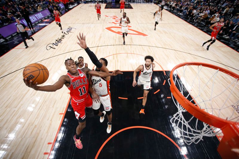 DETROIT, MI - NOVEMBER 18: Ayo Dosunmu #11 of the Chicago Bulls drives to the basket during the game against the Detroit Pistons on November 18, 2024 at Little Caesars Arena in Detroit, Michigan. NOTE TO USER: User expressly acknowledges and agrees that, by downloading and/or using this photograph, User is consenting to the terms and conditions of the Getty Images License Agreement. Mandatory Copyright Notice: Copyright 2024 NBAE (Photo by Brian Sevald/NBAE via Getty Images)