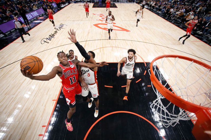 DETROIT, MI - NOVEMBER 18: Ayo Dosunmu #11 of the Chicago Bulls drives to the basket during the game against the Detroit Pistons on November 18, 2024 at Little Caesars Arena in Detroit, Michigan. NOTE TO USER: User expressly acknowledges and agrees that, by downloading and/or using this photograph, User is consenting to the terms and conditions of the Getty Images License Agreement. Mandatory Copyright Notice: Copyright 2024 NBAE (Photo by Brian Sevald/NBAE via Getty Images)