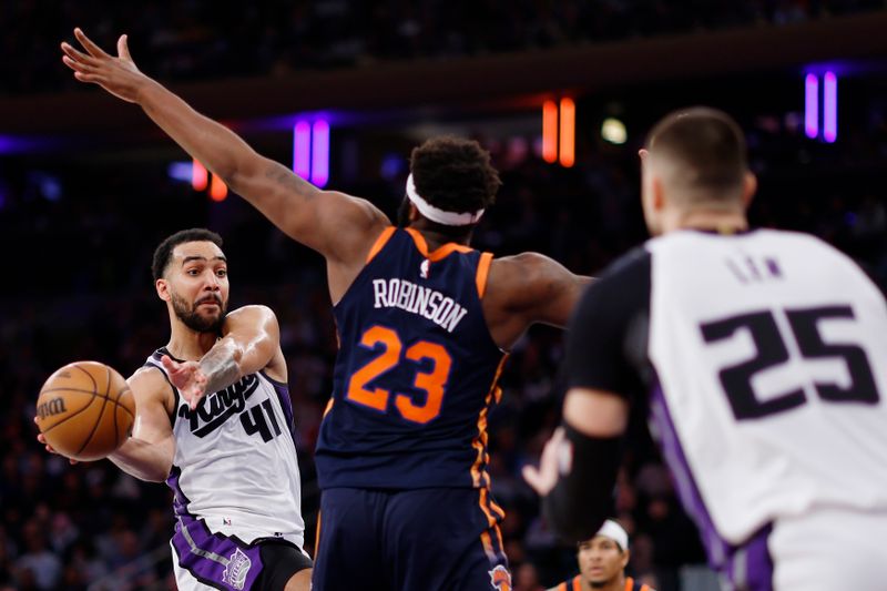 NEW YORK, NEW YORK - APRIL 04: Trey Lyles #41 of the Sacramento Kings passes to Alex Len #25 and Mitchell Robinson #23 of the New York Knicks defends during the second half at Madison Square Garden on April 04, 2024 in New York City. The Knicks won 120-109. NOTE TO USER: User expressly acknowledges and agrees that, by downloading and/or using this Photograph, user is consenting to the terms and conditions of the Getty Images License Agreement. (Photo by Sarah Stier/Getty Images)