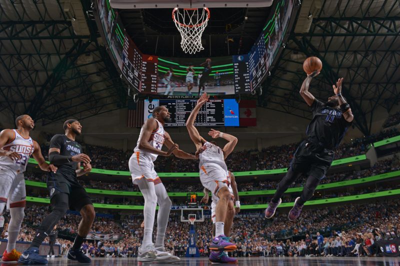 DALLAS, TX - FEBRUARY 22: Kyrie Irving #11 of the Dallas Mavericks shoots the ball during the game against the Phoenix Suns on February 22, 2024 at the American Airlines Center in Dallas, Texas. NOTE TO USER: User expressly acknowledges and agrees that, by downloading and or using this photograph, User is consenting to the terms and conditions of the Getty Images License Agreement. Mandatory Copyright Notice: Copyright 2024 NBAE (Photo by Glenn James/NBAE via Getty Images)