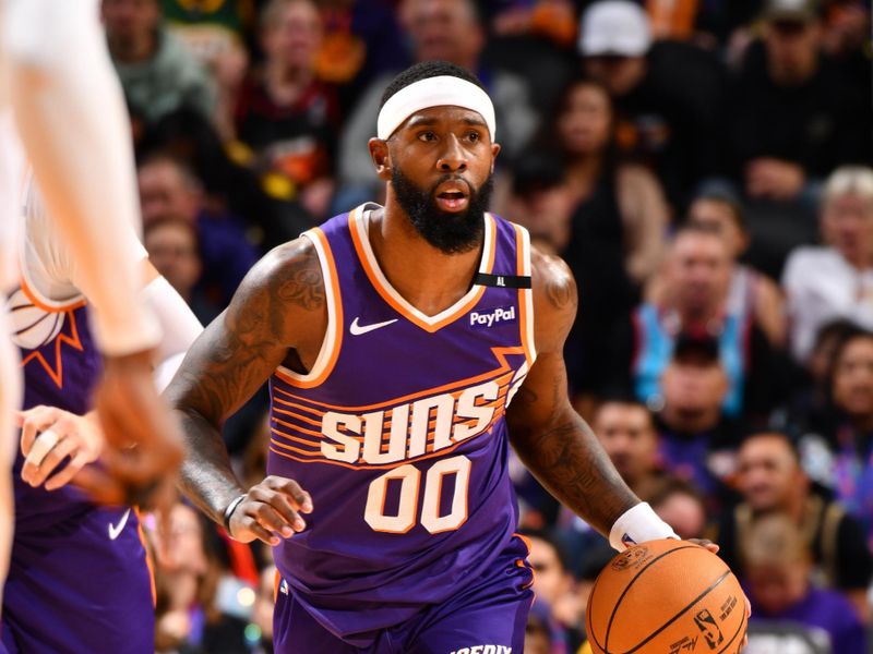 PHOENIX, AZ - NOVEMBER 2: Royce O'Neale #00 of the Phoenix Suns dribbles the ball during the game against the Portland Trail Blazers on November 2, 2024 at Footprint Center in Phoenix, Arizona. NOTE TO USER: User expressly acknowledges and agrees that, by downloading and or using this photograph, user is consenting to the terms and conditions of the Getty Images License Agreement. Mandatory Copyright Notice: Copyright 2024 NBAE (Photo by Barry Gossage/NBAE via Getty Images)