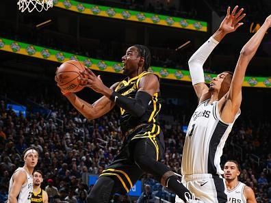 SAN FRANCISCO, CA - NOVEMBER 24: Jonathan Kuminga #00 of the Golden State Warriors drives to the basket during the game against the San Antonio Spurs on November 24, 2023 at Chase Center in San Francisco, California. NOTE TO USER: User expressly acknowledges and agrees that, by downloading and or using this photograph, user is consenting to the terms and conditions of Getty Images License Agreement. Mandatory Copyright Notice: Copyright 2023 NBAE (Photo by Garrett Ellwood/NBAE via Getty Images)