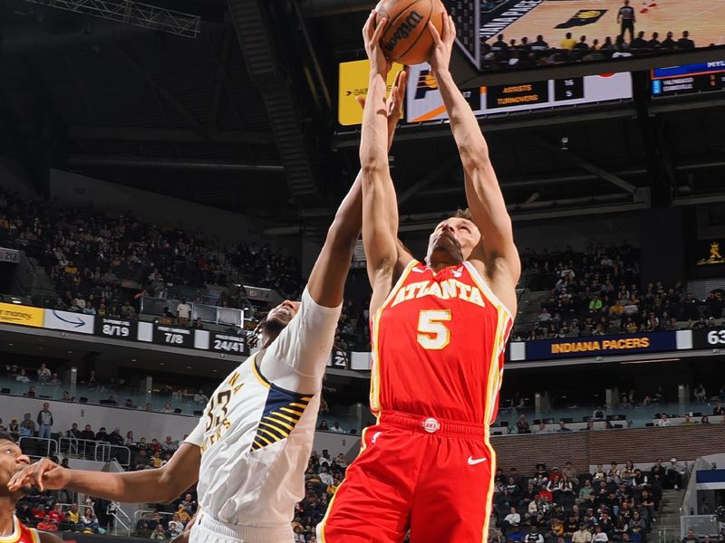 INDIANAPOLIS, IN - FEBRUARY 1: Dyson Daniels #5 of the Atlanta Hawks rebounds the ball during the game against the Indiana Pacers on February 1, 2025 at Gainbridge Fieldhouse in Indianapolis, Indiana. NOTE TO USER: User expressly acknowledges and agrees that, by downloading and or using this Photograph, user is consenting to the terms and conditions of the Getty Images License Agreement. Mandatory Copyright Notice: Copyright 2025 NBAE (Photo by Ron Hoskins/NBAE via Getty Images)