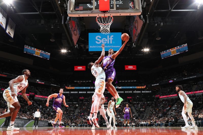 SAN ANTONIO, TX - NOVEMBER 21: Cody Williams #5 of the Utah Jazz drives to the basket during the game against the San Antonio Spurs on November 21, 2024 at the Frost Bank Center in San Antonio, Texas. NOTE TO USER: User expressly acknowledges and agrees that, by downloading and or using this photograph, user is consenting to the terms and conditions of the Getty Images License Agreement. Mandatory Copyright Notice: Copyright 2024 NBAE (Photos by Nathaniel S. Butler/NBAE via Getty Images)