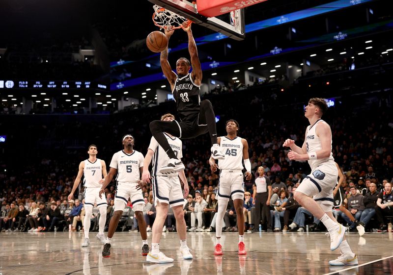 NEW YORK, NEW YORK - MARCH 04: Nic Claxton #33 of the Brooklyn Nets dunks as Santi Aldama #7,Vince Williams Jr. #5,Matt Hurt #20,GG Jackson #45 and Jake LaRavia #3 of the Memphis Grizzlies look on during the second half at Barclays Center on March 04, 2024 in the Brooklyn borough of New York City. The Memphis Grizzlies defeated the Brooklyn Nets 106-102. NOTE TO USER: User expressly acknowledges and agrees that, by downloading and or using this photograph, User is consenting to the terms and conditions of the Getty Images License Agreement. (Photo by Elsa/Getty Images)