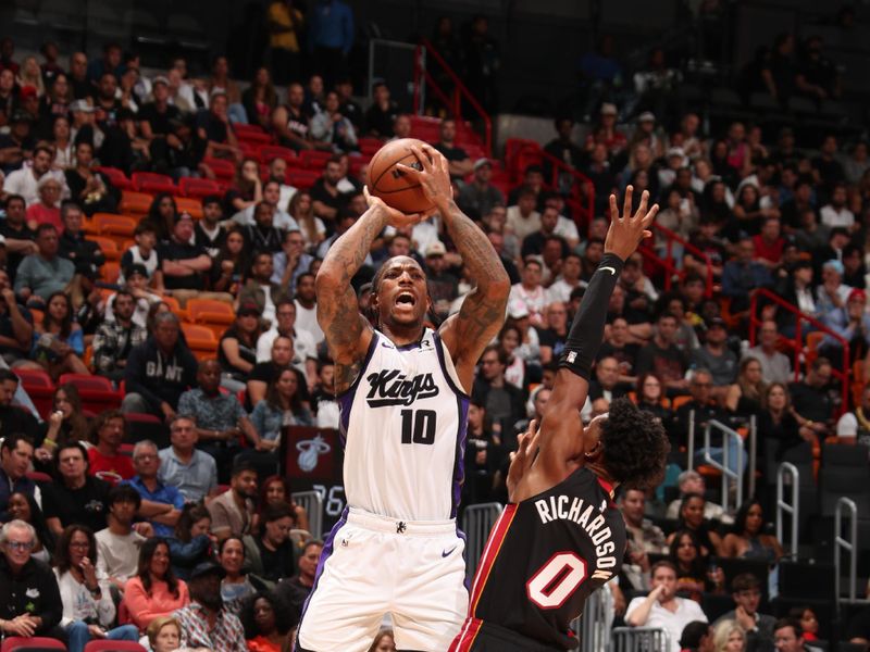 MIAMI, FL - NOVEMBER 4: DeMar DeRozan #10 of the Sacramento Kings shoots the ball during the game against the Miami Heat   during a regular season game on November 4, 2024 at Kaseya Center in Miami, Florida. NOTE TO USER: User expressly acknowledges and agrees that, by downloading and or using this Photograph, user is consenting to the terms and conditions of the Getty Images License Agreement. Mandatory Copyright Notice: Copyright 2024 NBAE (Photo by Issac Baldizon/NBAE via Getty Images)