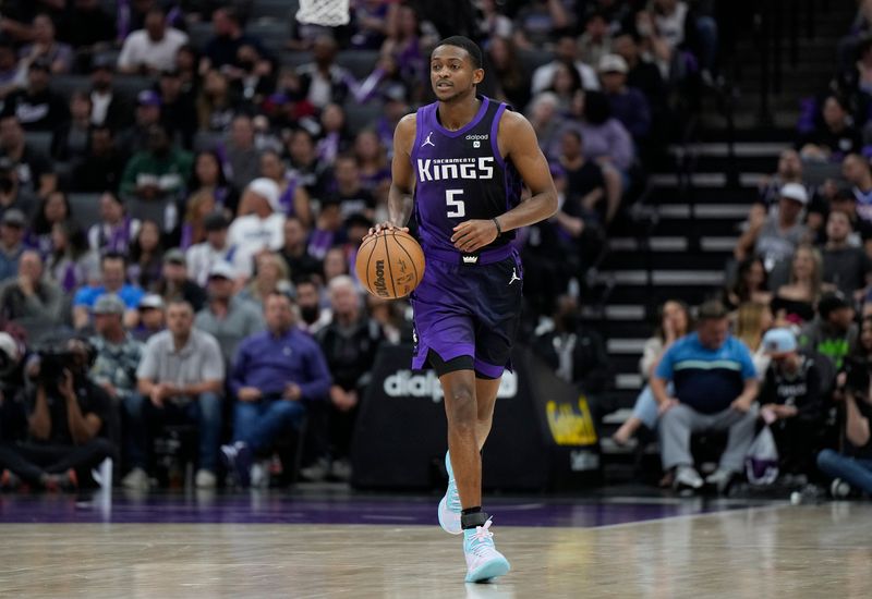 SACRAMENTO, CALIFORNIA - APRIL 12: De'Aaron Fox #5 of the Sacramento Kings dribbles the ball against the Phoenix Suns during the second half of an NBA basketball game at Golden 1 Center on April 12, 2024 in Sacramento, California. NOTE TO USER: User expressly acknowledges and agrees that, by downloading and or using this photograph, User is consenting to the terms and conditions of the Getty Images License Agreement. (Photo by Thearon W. Henderson/Getty Images)