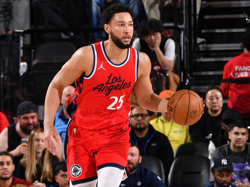 INGLEWOOD, CA - MARCH 18:  Ben Simmons #25 of the LA Clippers dribbles the ball during the game against the Cleveland Cavaliers on March 18, 2025 at Intuit Dome in Los Angeles, California. NOTE TO USER: User expressly acknowledges and agrees that, by downloading and/or using this Photograph, user is consenting to the terms and conditions of the Getty Images License Agreement. Mandatory Copyright Notice: Copyright 2025 NBAE (Photo by Juan Ocampo/NBAE via Getty Images)